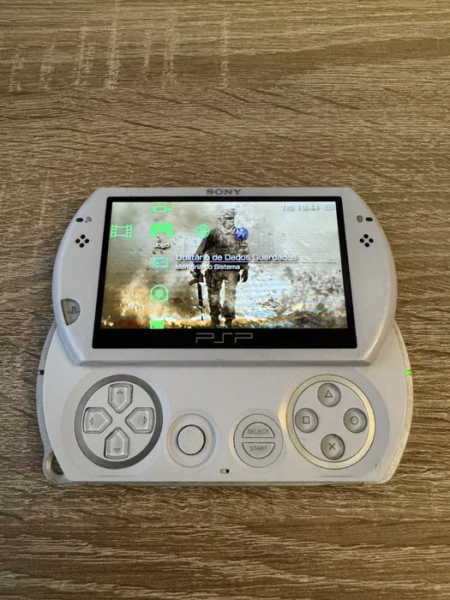 PSP GO desbloqueada com +100 jogos